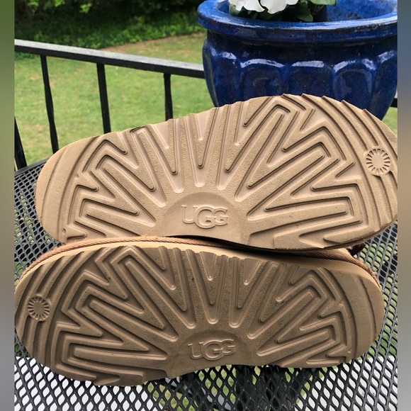 Ugg Boots , Tan Suede With Brown Bows At Back, Shearling Lined. Size 3 - Picture 4 of 10